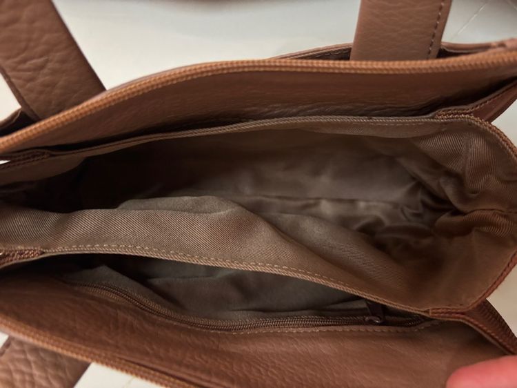 กระเป๋าถือหนังแท้ สีน้ำตาล ทรง Tote มือสองสภาพนางฟ้า หนังนุ่ม ช่องเยอะ ใช้งานสะดวก รูปที่ 15