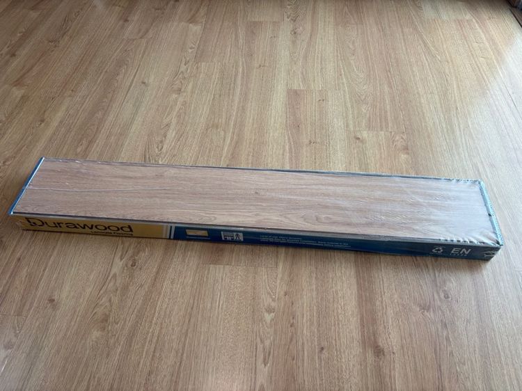 กระเบื้องสำหรับปูพื้น กระเบื้องยางลามิเนต สีไม้ 1 ตรม 8แผ่น