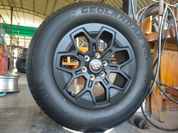 แม็กโตโยต้า ขอบ18 พร้อมยางโยโกฮาม่า 265 60 18 ปลายปี25 แม็กสีเดิมป้ายแดง ยางมีตุ่มหน้ายางทุกเส้น รูปที่ 2