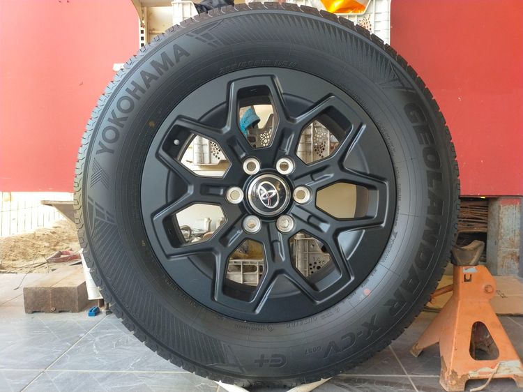 แม็กโตโยต้า ขอบ18 พร้อมยางโยโกฮาม่า 265 60 18 ปลายปี25 แม็กสีเดิมป้ายแดง ยางมีตุ่มหน้ายางทุกเส้น รูปที่ 3