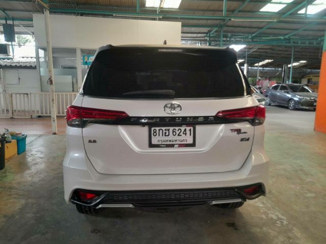 รถ Toyota Fortuner 2.8 V TRD Sportivo Black Top 4WD สี ขาว