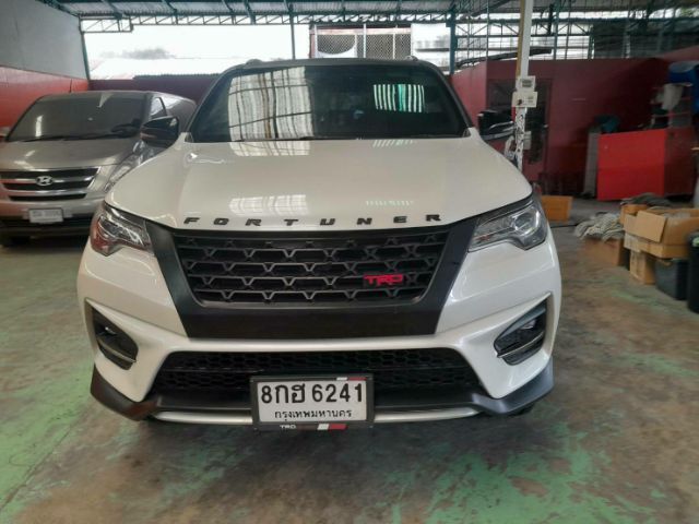 Toyota Fortuner 2019 2.8 V TRD Sportivo Black Top 4WD Utility-car ดีเซล เกียร์อัตโนมัติ ขาว รูปที่ 2