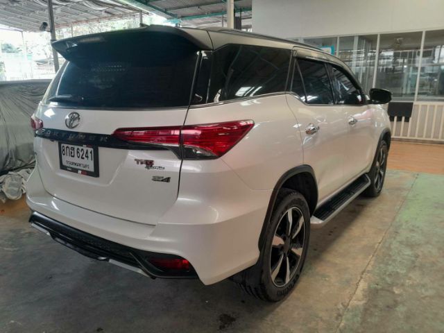 Toyota Fortuner 2019 2.8 V TRD Sportivo Black Top 4WD Utility-car ดีเซล เกียร์อัตโนมัติ ขาว รูปที่ 4