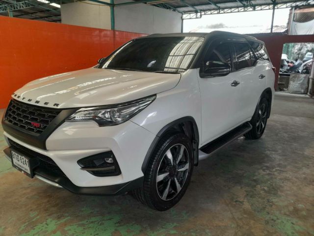 Toyota Fortuner 2019 2.8 V TRD Sportivo Black Top 4WD Utility-car ดีเซล เกียร์อัตโนมัติ ขาว รูปที่ 3