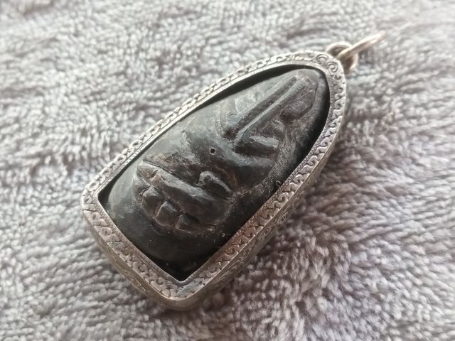 พระปิดตาเขาแกะ (เลี่ยมเงิน) รูปที่ 2