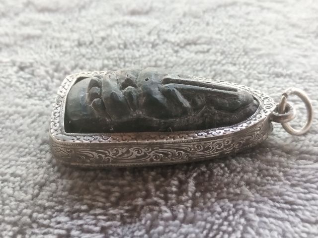 พระปิดตาเขาแกะ (เลี่ยมเงิน) รูปที่ 4