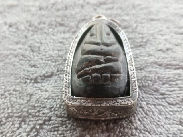 พระปิดตาเขาแกะ (เลี่ยมเงิน) รูปที่ 6