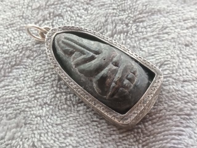 พระปิดตาเขาแกะ (เลี่ยมเงิน) รูปที่ 3