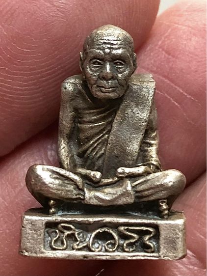 พระรูปหล่อเงินเก่าคะ รูปที่ 4