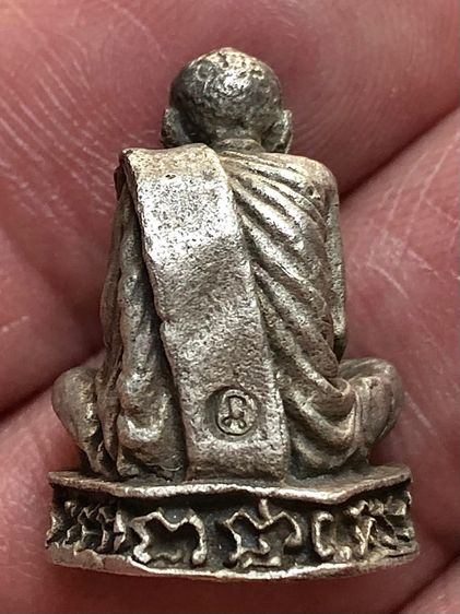 พระรูปหล่อเงินเก่าคะ รูปที่ 2