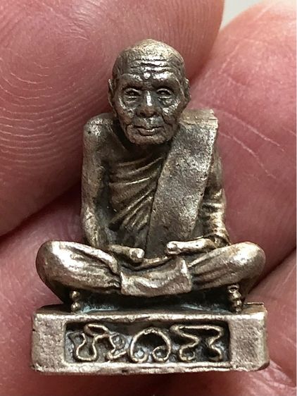 พระรูปหล่อเงินเก่าคะ