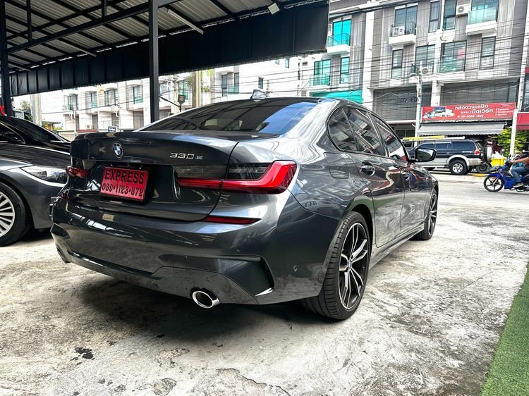 BMW Series 3 2021 330e Sedan ปลั๊กอินไฮบริด (PHEV) ไม่ติดแก๊ส เกียร์อัตโนมัติ เทา รูปที่ 3