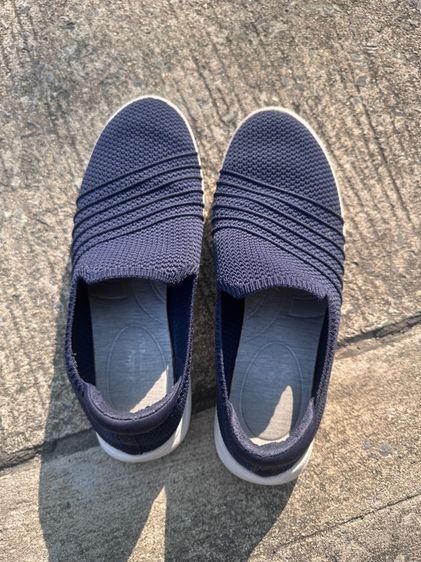 รองเท้าคือ Clarks Cloudsteppers Women's Slip-On Sneakers สีดำ ขนาด4 รูปที่ 6