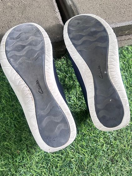 รองเท้าคือ Clarks Cloudsteppers Women's Slip-On Sneakers สีดำ ขนาด4 รูปที่ 3