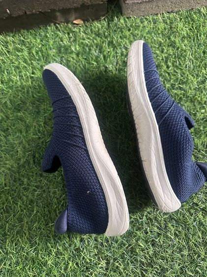 รองเท้าคือ Clarks Cloudsteppers Women's Slip-On Sneakers สีดำ ขนาด4 รูปที่ 4