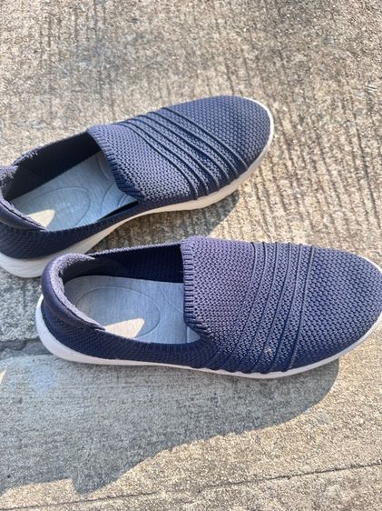 รองเท้าคือ Clarks Cloudsteppers Women's Slip-On Sneakers สีดำ ขนาด4 รูปที่ 7