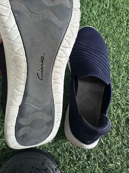 รองเท้าคือ Clarks Cloudsteppers Women's Slip-On Sneakers สีดำ ขนาด4 รูปที่ 5