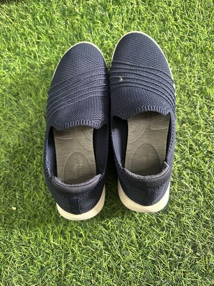 รองเท้าคือ Clarks Cloudsteppers Women's Slip-On Sneakers สีดำ ขนาด4 รูปที่ 2