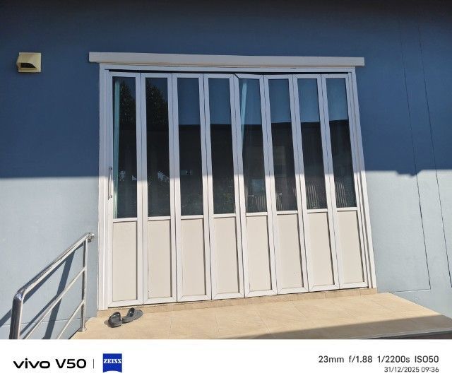 ประตูบานเฟี้ยม อะลูมิเนียมและกระจก ขนาด ประมาณกว้าง  2.80 สูง 2.50 เมตร สนใจ ติดต่อ 0883014652