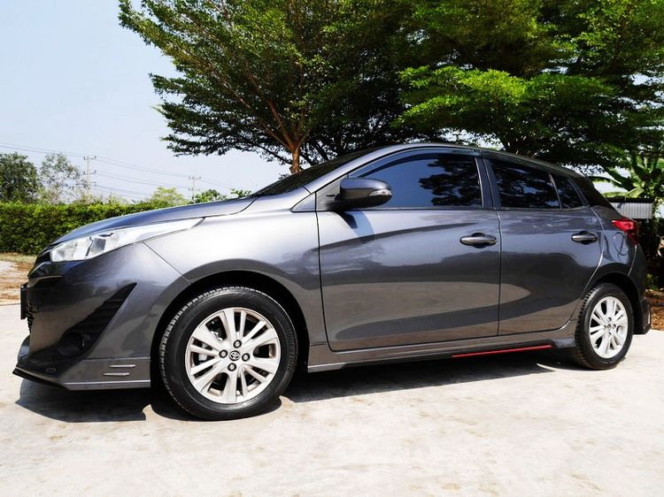 รถ Toyota Yaris 1.2 E สี เทา