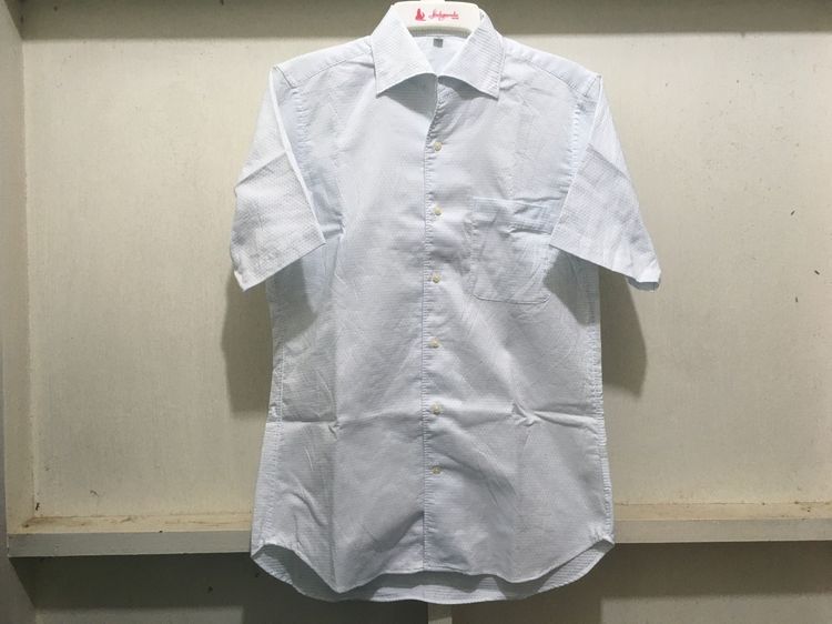 M เสื้อเชิ้ตแขนสั้น แบรนด์ uniqlo สีขาวจุดฟ้า