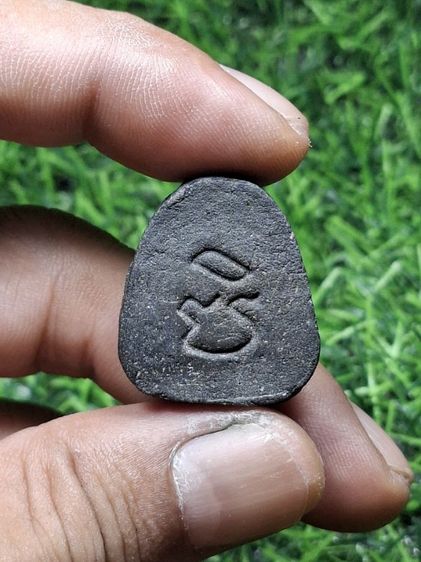 ปิดตาหลังยันต์ เนื้อผงคลุกรักเก่า ไม่ทราบที่ รูปที่ 2