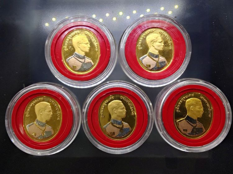 เหรียญพระพุทธปัญจภาคี เนื้อทองแดงชุบสามกษัตริย์ พิมพ์ใหญ่ ที่ระลึกพระราชพิธีกาญจนาภิเษก ในหลวงรัชกาลที่9 ปี พ.ศ.2539 พร้อมกล่อง รูปที่ 4