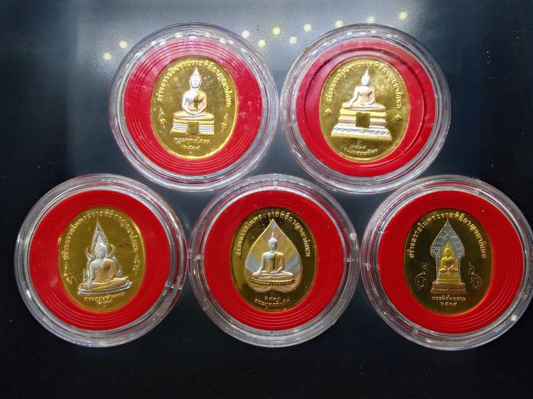 เหรียญพระพุทธปัญจภาคี เนื้อทองแดงชุบสามกษัตริย์ พิมพ์ใหญ่ ที่ระลึกพระราชพิธีกาญจนาภิเษก ในหลวงรัชกาลที่9 ปี พ.ศ.2539 พร้อมกล่อง รูปที่ 3