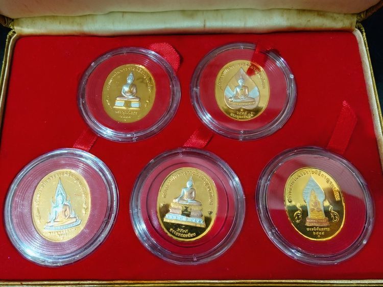 เหรียญพระพุทธปัญจภาคี เนื้อทองแดงชุบสามกษัตริย์ พิมพ์ใหญ่ ที่ระลึกพระราชพิธีกาญจนาภิเษก ในหลวงรัชกาลที่9 ปี พ.ศ.2539 พร้อมกล่อง รูปที่ 2