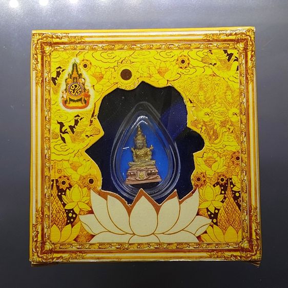 พระพุทธมหามณีรัตนปฏิมากร (พระแก้วมรกต) จำลอง ทรงเครื่องฤดูร้อน เนื้อเงินสามกษัตริย์ ขนาดสูง 1.7 เซน ฉลองสิริราชสมบัติ ครบ 60 ปี ในหลวง รัชกา