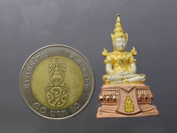 พระพุทธมหามณีรัตนปฏิมากร (พระแก้วมรกต) จำลอง ทรงเครื่องฤดูร้อน เนื้อเงินสามกษัตริย์ ฉลองสิริราชสมบัติ ครบ 60 ปี ในหลวง รัชกาลที่9 พ.ศ.2550 รูปที่ 7
