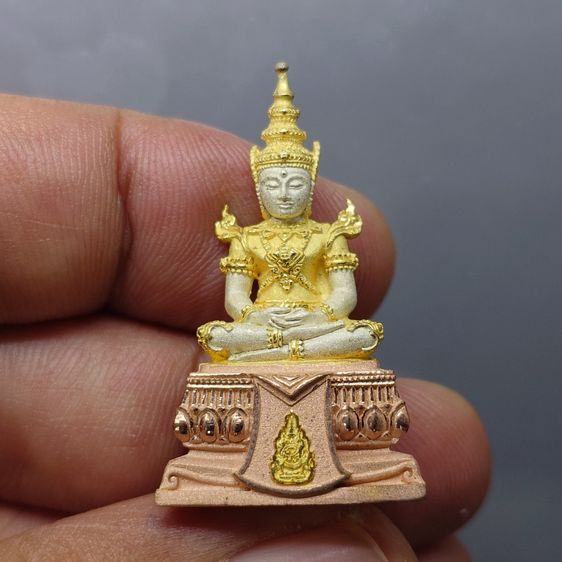 พระพุทธมหามณีรัตนปฏิมากร (พระแก้วมรกต) จำลอง ทรงเครื่องฤดูร้อน เนื้อเงินสามกษัตริย์ ฉลองสิริราชสมบัติ ครบ 60 ปี ในหลวง รัชกาลที่9 พ.ศ.2550 รูปที่ 3