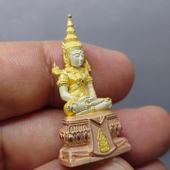 พระพุทธมหามณีรัตนปฏิมากร (พระแก้วมรกต) จำลอง ทรงเครื่องฤดูร้อน เนื้อเงินสามกษัตริย์ ฉลองสิริราชสมบัติ ครบ 60 ปี ในหลวง รัชกาลที่9 พ.ศ.2550 รูปที่ 5