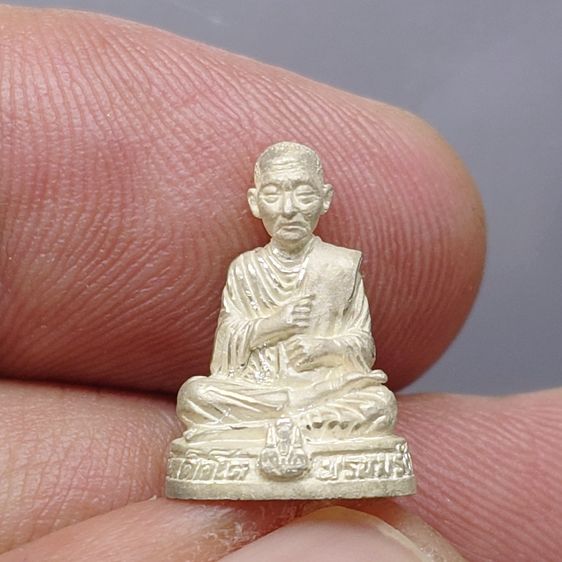 สมเด็จพระพุฒาจารย์ (โต พรหมรังสี) ลอยองค์ เนื้อเงิน พิมพ์เล็ก วัดใหม่อมตรส บางขุนพรหม พ.ศ.2540 พร้อมกล่องเดิม รูปที่ 3