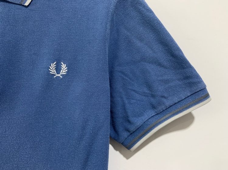 เสื้อโปโล FRED PERRY made in England แท้ 💯 size 101 40 ขนาดอก 20 ยาว 27.5 นิ้ว สภาพดี ทรงสวย เนื้อผ้าดีมาก หายากน่าสะสมครับ รูปที่ 2