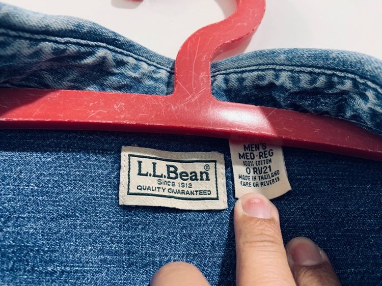 เสื้อเชิ้ตยีนส์ LL BEAN แท้ 💯 size อก 22 ยาว 28 สภาพสวยมาก ผ้ายีนส์ไม่หนาสีเฟดสวย ดีเทลดี ทรงสวย เนื้อผ้าดีมาก หายากน่าสะสมครับ รูปที่ 6