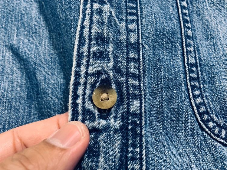 เสื้อเชิ้ตยีนส์ LL BEAN แท้ 💯 size อก 22 ยาว 28 สภาพสวยมาก ผ้ายีนส์ไม่หนาสีเฟดสวย ดีเทลดี ทรงสวย เนื้อผ้าดีมาก หายากน่าสะสมครับ รูปที่ 4