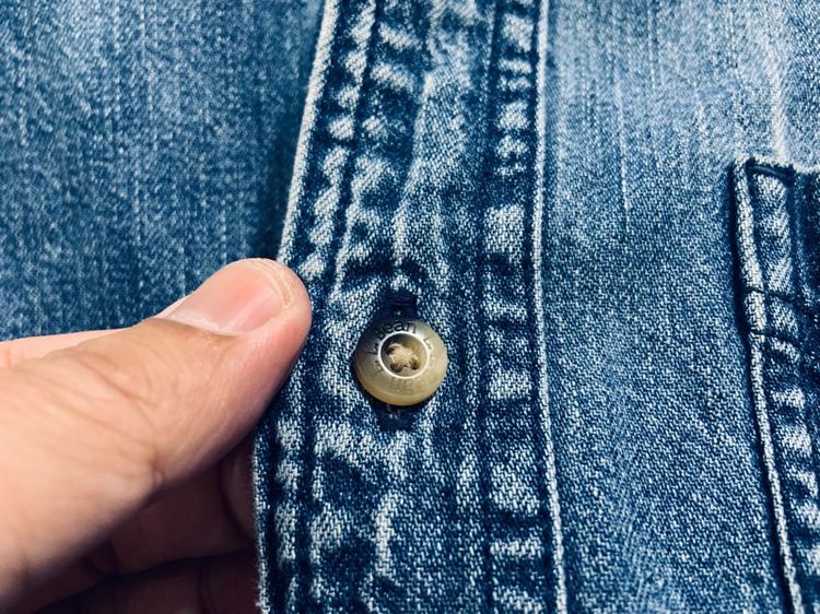 เสื้อเชิ้ตยีนส์ LL BEAN แท้ 💯 size อก 22 ยาว 28 สภาพสวยมาก ผ้ายีนส์ไม่หนาสีเฟดสวย ดีเทลดี ทรงสวย เนื้อผ้าดีมาก หายากน่าสะสมครับ รูปที่ 5