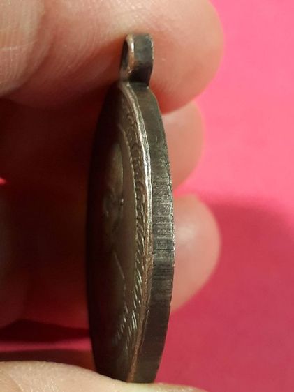 เหรียญกลมใหญ่ พ่อท่านคล้าย วัดสวนขัน ออกวัดพระธาตุน้อย ปี 2505 เนื้อโลหะกะไหล่เงิน บล็อควงเดือน รูปที่ 3