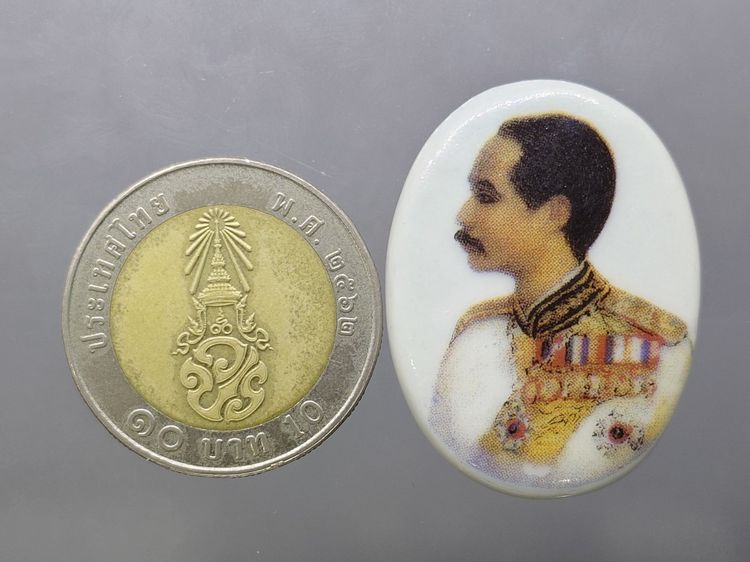 ล็อกเก็ต พระมหาปิยะราช รัชกาลที่ 5 เนื้อกระเบื้อง หลังเงิน หลวงพ่อเกษม เขมโก สุสานไตรลักษณ์ พ.ศ.2535 พร้อมกล่องเดิม รูปที่ 8