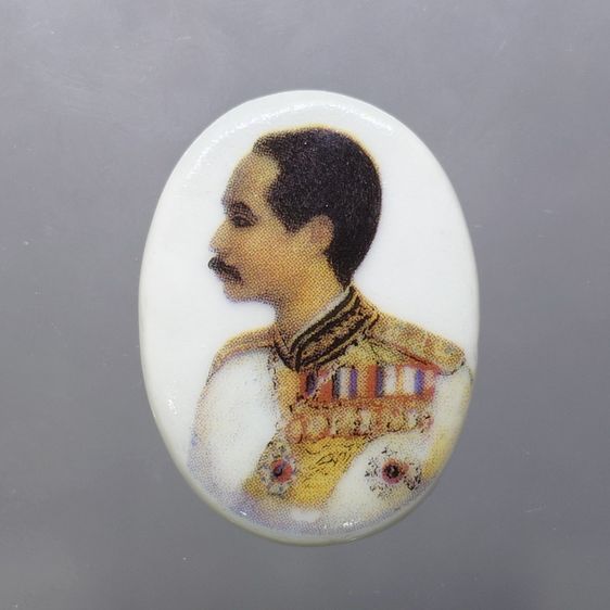 ล็อกเก็ต พระมหาปิยะราช รัชกาลที่ 5 เนื้อกระเบื้อง หลังเงิน หลวงพ่อเกษม เขมโก สุสานไตรลักษณ์ พ.ศ.2535 พร้อมกล่องเดิม รูปที่ 3