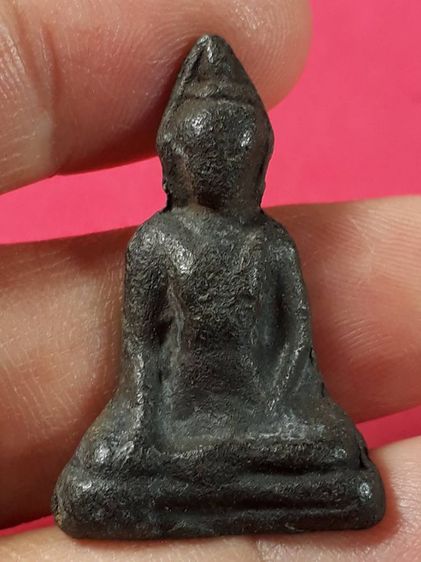 พระร่วงนั่งหลังลิ่ม กรุวัดช้างล้อม จังหวัดสุโขทัย เนื้อชิน