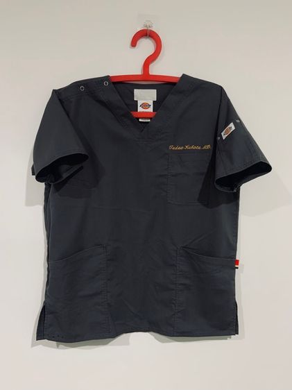เสื้อคอวี DICKIES แท้ 💯 size M ขนาด อก 21.5 ยาว 27.5 นิ้ว สภาพดีมาก สีเทาเข้ม ดีเทลสวย ลายละเอียดเยอะดี หายากน่าสะสมครับ