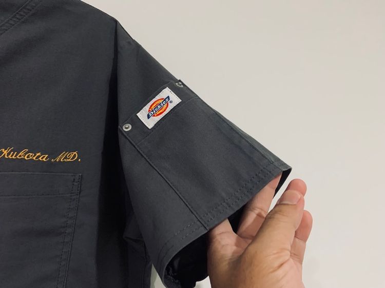 เสื้อคอวี DICKIES แท้ 💯 size M ขนาด อก 21.5 ยาว 27.5 นิ้ว สภาพดีมาก สีเทาเข้ม ดีเทลสวย ลายละเอียดเยอะดี หายากน่าสะสมครับ รูปที่ 2
