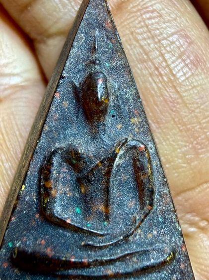  พระสมเด็จจิตรดาเนื้อแห้งๆ มวลสารเก่าหลากหลายเกสรดอก ก้านธูป ตะไคร่เจดีย์ กระเบื้องวิหาร เศษดินกำเเพง เศษพระกรุพระเก่าชำรุด ดินแปดทิศสี่ภาค