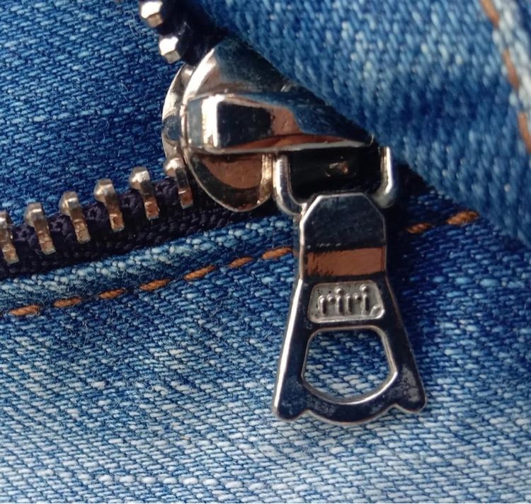 างเกงยีนส์ AMARI made in USA แท้ 💯 size 34 วัดจริง 33-35 ใส่ได้ ยาว 40 ปลายขา 6.8 นิ้ว ผ้ายืดหยุ่นดีมาก สภาพดีมาก ดีเทลสวย เล่นลายประสวย รูปที่ 7