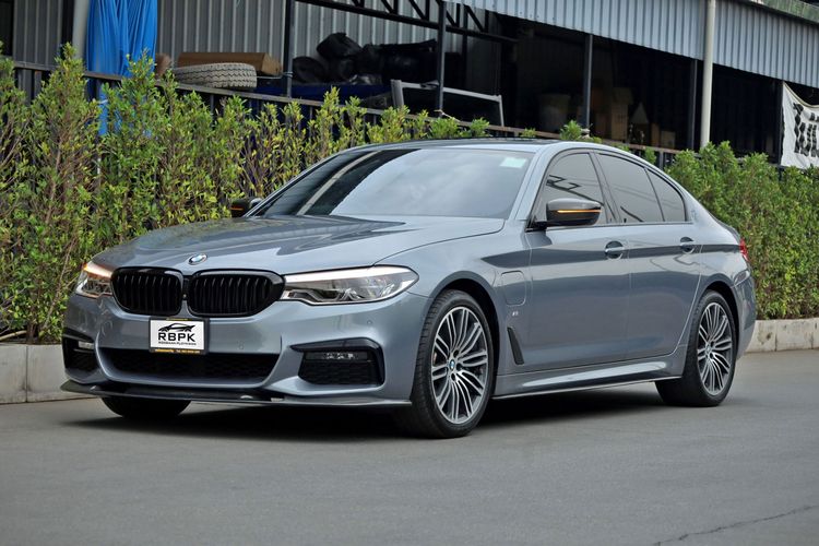 รถ BMW Series 5 530e สี เทา