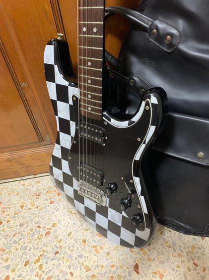 กีตาร์ไฟฟ้าสีดำพร้อมซองกระเป๋า รูปที่ 2