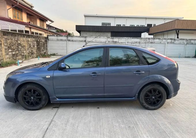 รถ Ford Focus 1.8 Ghia สี น้ำเงิน