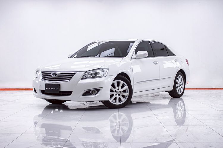 รถ Toyota Camry 2.4 V สี ขาว